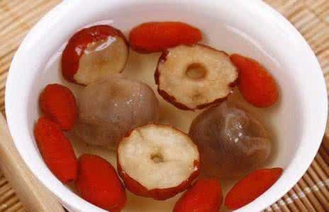 红枣枸杞桂圆肉泡水喝的功效和作用 红枣枸杞桂圆肉泡水喝的功效