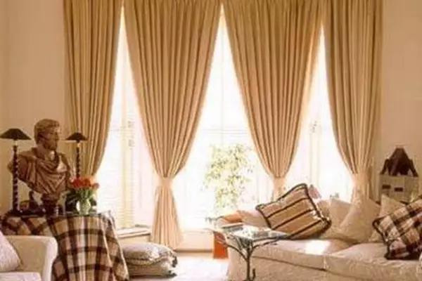 为房子的窗户安装窗帘,除了要考虑美观 安装窗帘要的就是美观和牢固