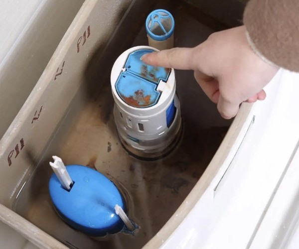 马桶水箱漏水原因 马桶水箱水满漏水原因及解决办法