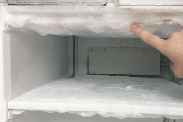 冰箱结冰里面的蔬菜能吃吗（冰箱里的菜结冰是怎么回事）