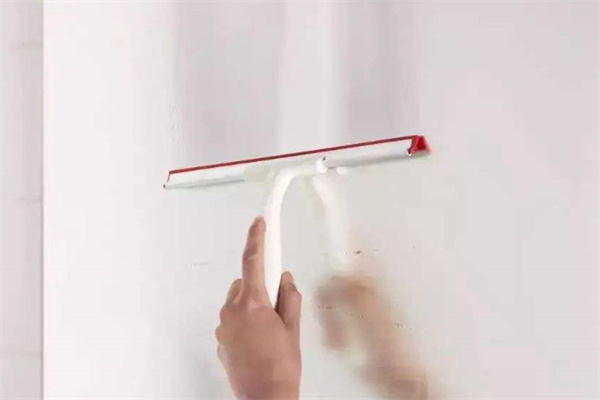 浴室玻璃隔断怎么防止水渍（浴室玻璃隔断如何除垢）