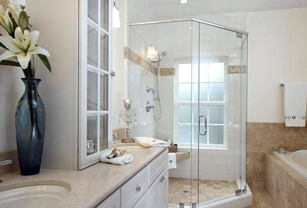 如何让玻璃浴室更加美轮美奂 如何洗浴室玻璃