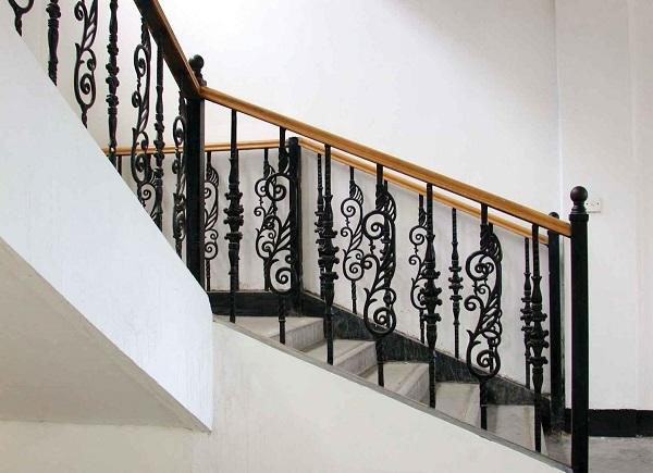 选购铁艺楼梯扶手的方案有哪些（选购铁艺楼梯扶手的方案有哪些呢）