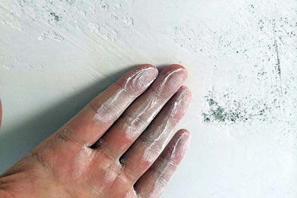 墙潮湿掉皮可以贴些什么 墙壁潮湿掉皮能贴什么