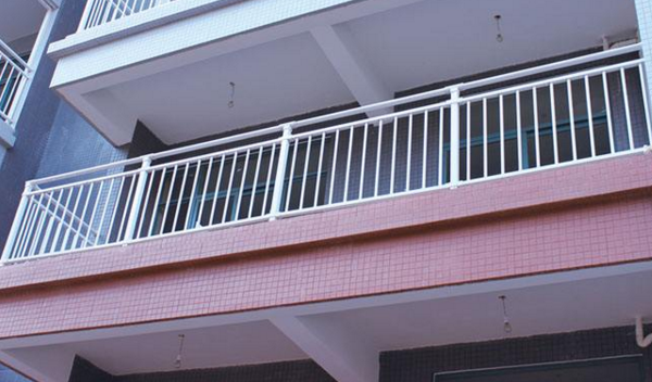 阳台防护栏的高度与价格 营造安全的活动区域