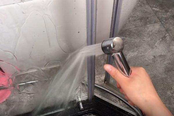 浴室玻璃隔断怎么防止水渍 卫生间玻璃隔断怎么清洗