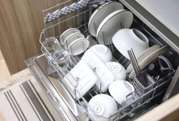 洗碗机洗涤剂和洗洁精的区别 洗碗机洗涤剂每次都要放吗 洗碗机洗涤剂对身体有害吗