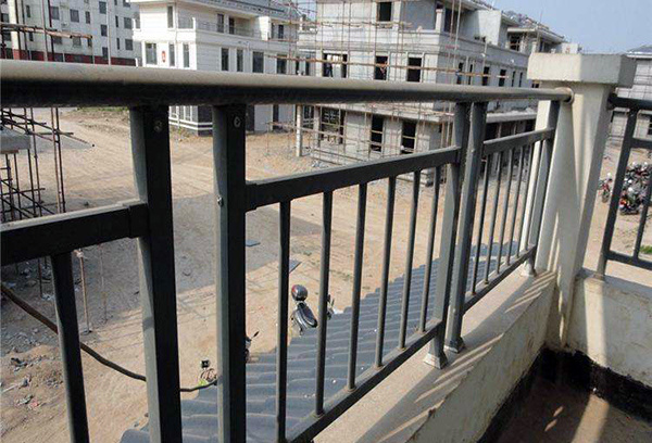 阳台防护栏没质量怎么行 安全很重要