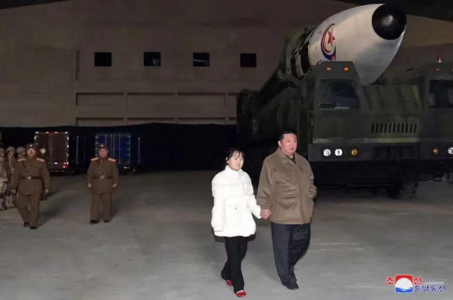 金正恩现场指导洲际导弹试射，女儿首次正式“同框亮相”