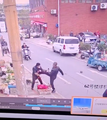 “说我不听话！”商贩路边卖菜被三名男子抢夺踹打？郑州城管回应