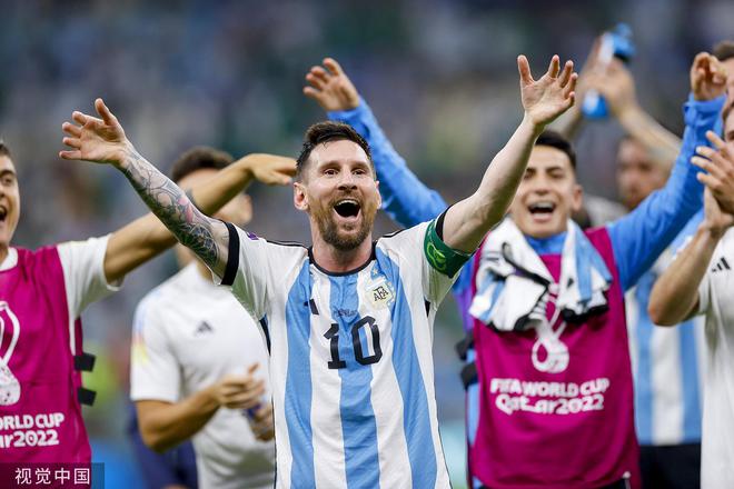 梅西赛后引领阿根廷球迷高歌
