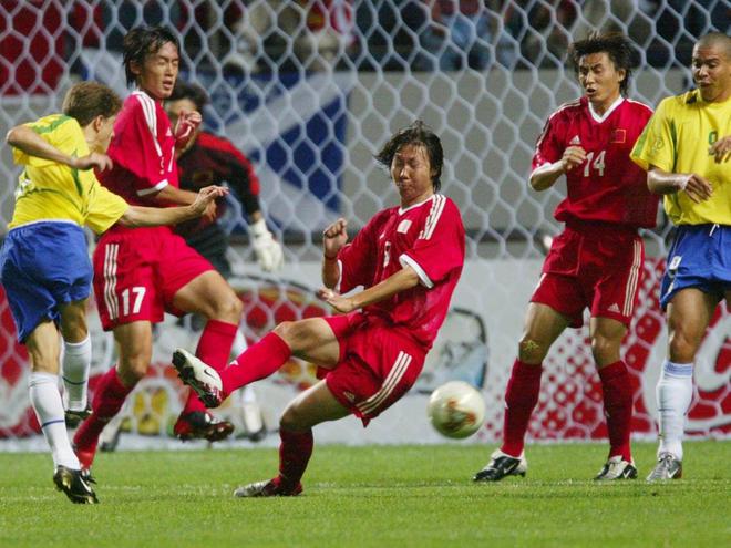李铁在02年世界杯中对阵巴西