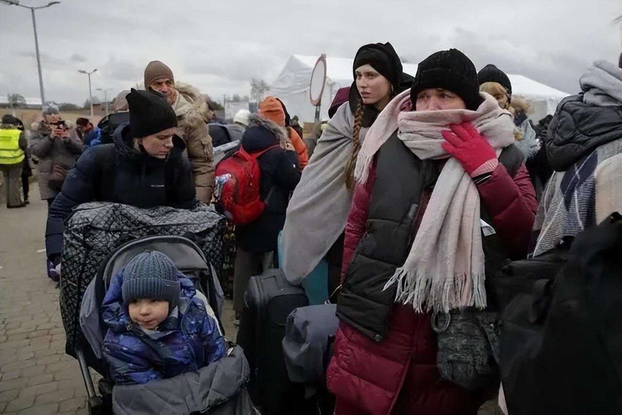 俄乌冲突下，乌难民守着炉子挤一起，欧洲民众用手电筒照明