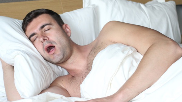 男人裸睡有好处？中医说：舒缓阳气 提高性能力