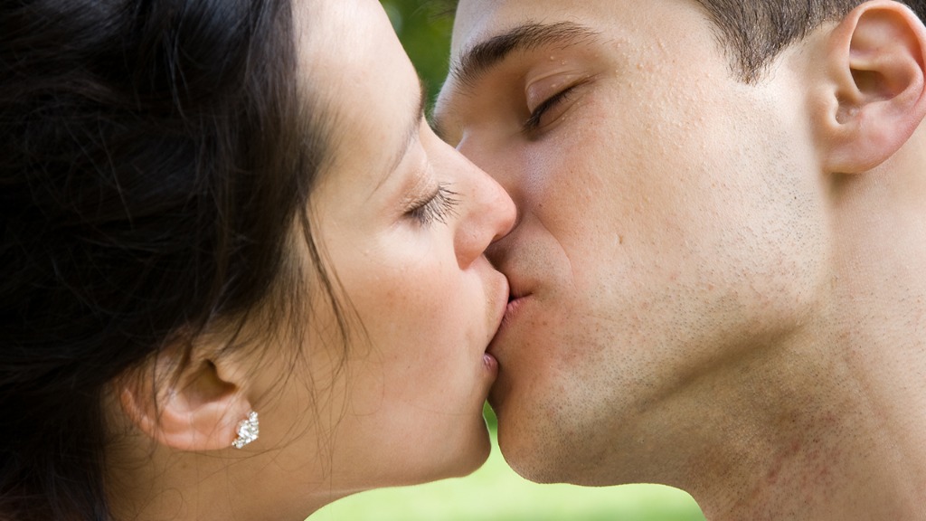 情侣接吻有什么要点 情侣接吻呢