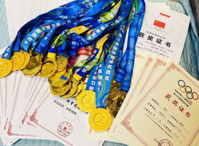 杭州11岁女生省运会夺五金，全家身高令人惊羡！爷爷1米9，奶奶1米77，外公1米86，外婆1米69，爸爸1米96，妈妈1米78