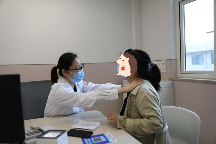 因为经常熬夜，杭州一女士脖子越来越粗，医院一查已是癌症