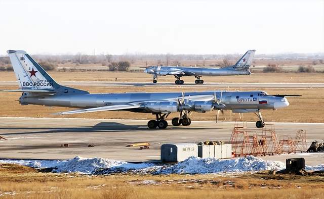 俄王牌被炸！两座轰炸机机场被袭，图-95被烧，以色列供乌无人机所为？