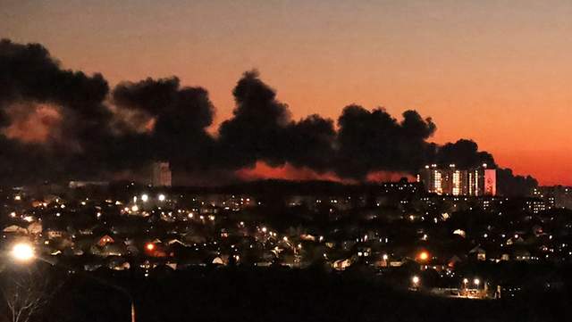 俄又一机场遇袭，储油设施起火，乌克兰为何要深入俄腹地空袭？