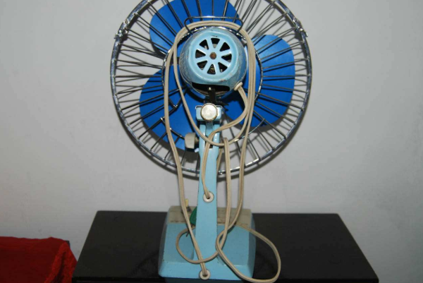 电风扇转速慢电机发热是怎么回事啊怎么解决 电风扇转速慢电机发热是怎么回事啊