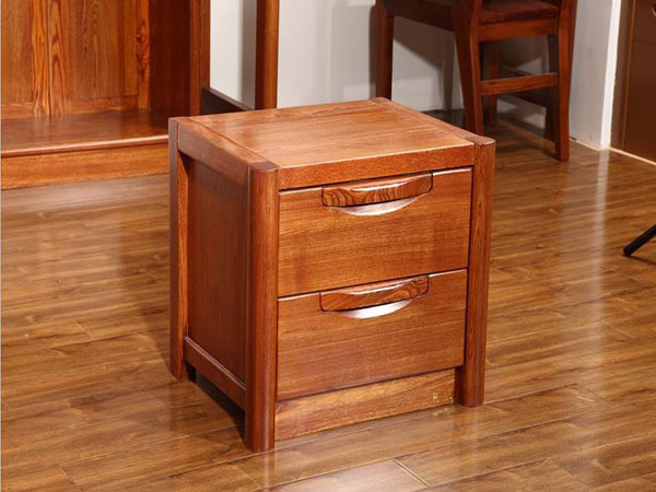 如何选到质量好的实木床头柜 实木床搭配什么床头柜好