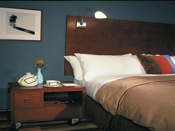 床头柜和床的高度关系 床头柜和床的高度
