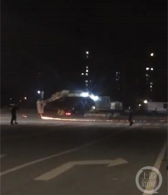 郑州一工程用路面钻机“原地画圈”致一人死亡多车受损，劝阻无效后肇事男子被击毙