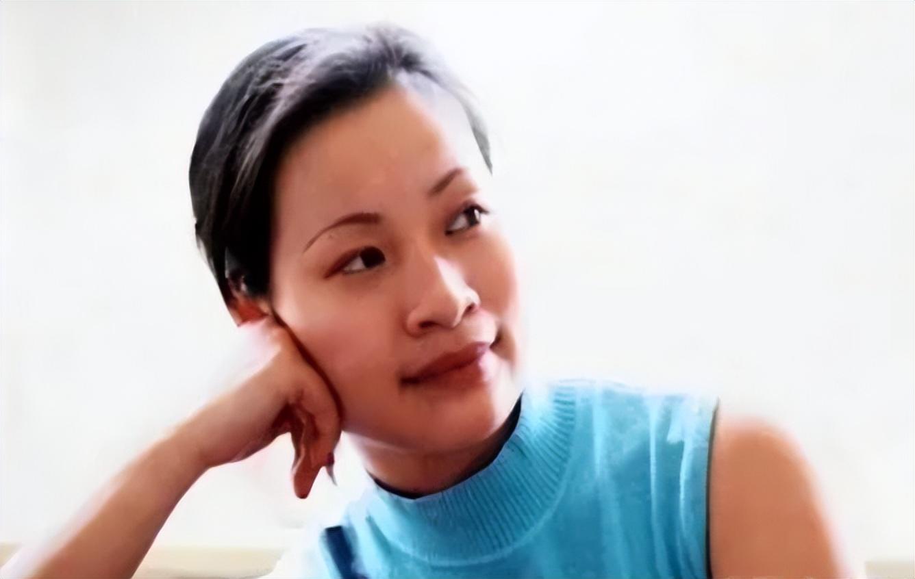 2003年，湖南21岁女教师与男友共处一夜，第2天被发现裸死宿舍