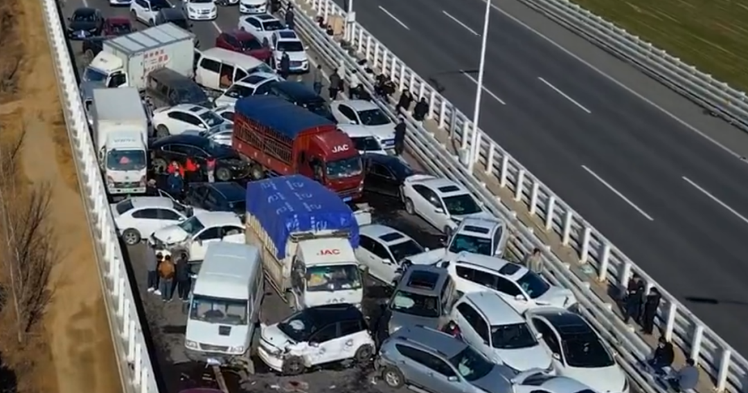 早高峰，200多辆车撞在了郑新黄河大桥上