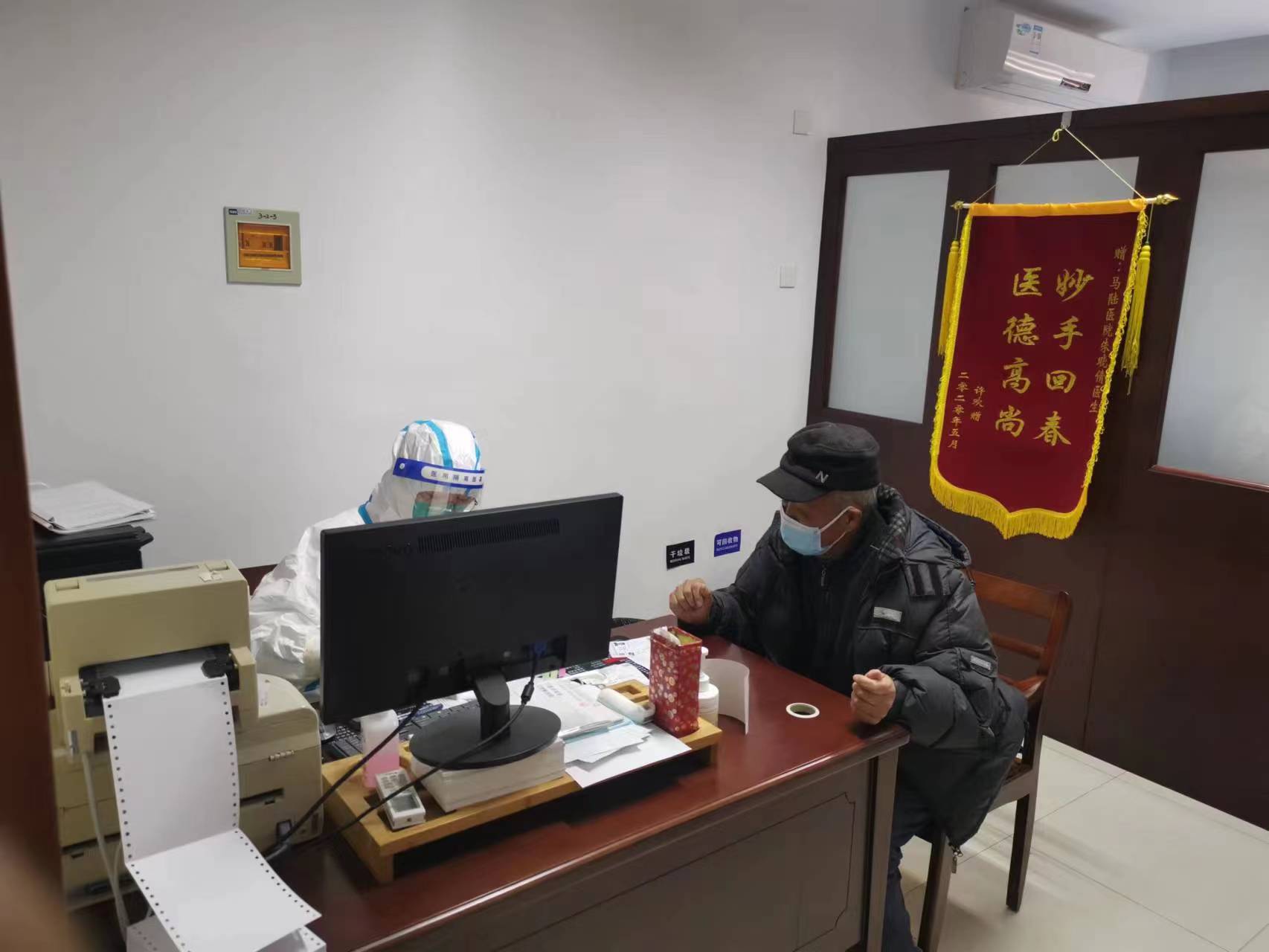 辉瑞新冠口服药在上海多家社区卫生服务中心投用，重症转诊通道已打通