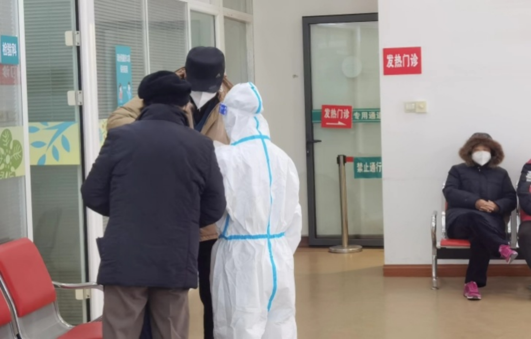 医护返岗药品足，辉瑞新冠药医生评估后可开，上海社区医院继续分流患者