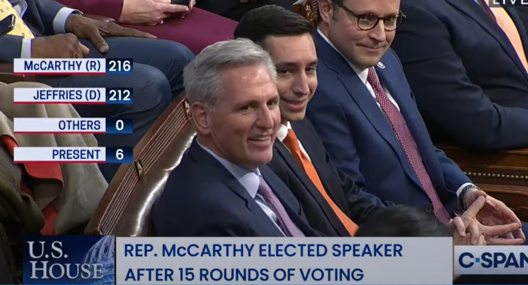 15轮投票后麦卡锡成美众院议长，此前其支持者险些与反对者打起来