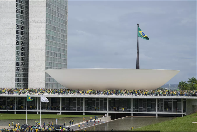 巴西动乱，骚乱者占领国会，卢拉动用军队平乱，政客担心联动效应