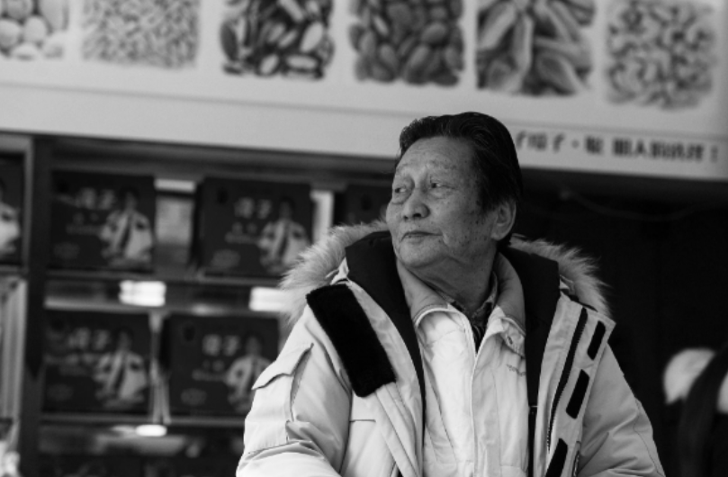 幼时全家要饭，靠卖瓜子起家，曾被邓小平三次提及，“中国第一商贩”去世，享年84岁