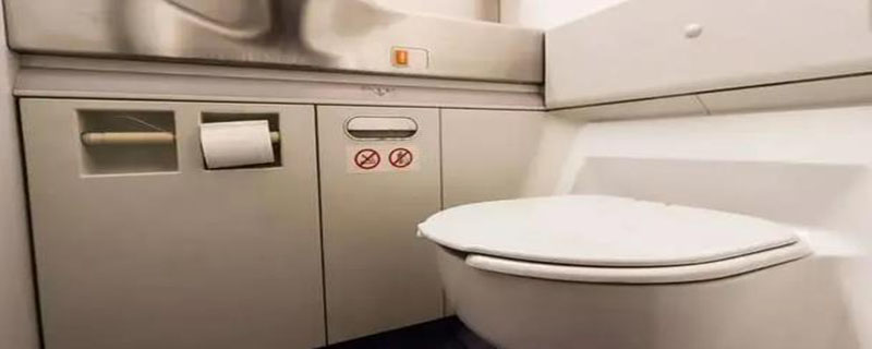 飞机上冲厕所要关马桶盖吗（飞机上马桶冲水按钮标志）