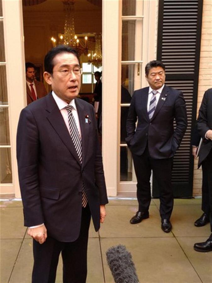 日本政府发言人在访美发布会上手插裤兜，遭母亲痛骂