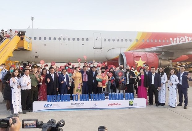 越南媒体：3年来首批中国游客抵达越南庆和省，收到鲜花和红包