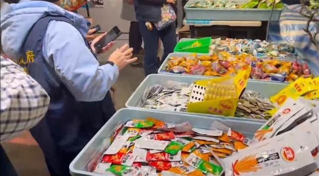 高雄卫生局查扣2000多包大陆零食，商家最重将被处以300万新台币的罚款