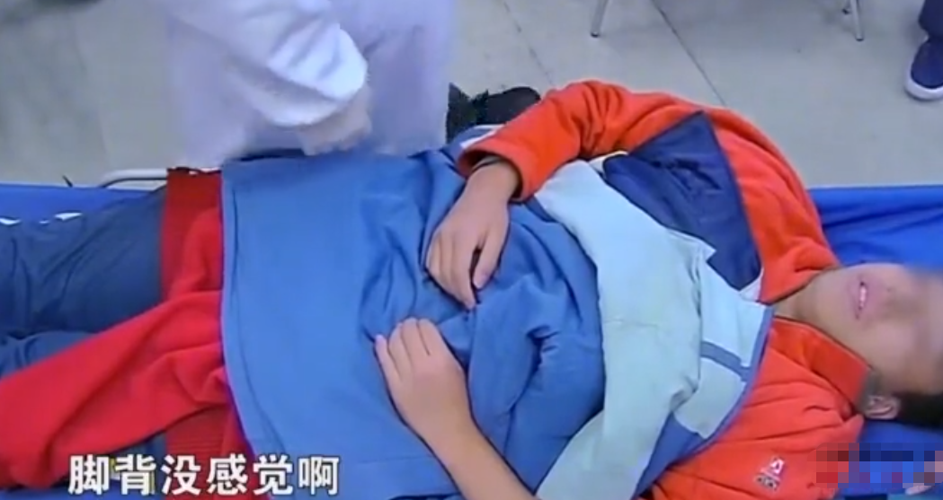上海14岁男孩打篮球被碰伤,送到医院被告知高位截瘫,家长崩溃大哭