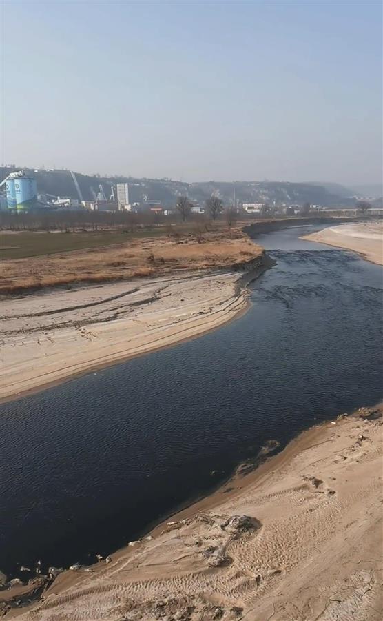 实探部分河段被污染成黑水的咸阳泾河：河床有煤渣沉淀，官方正调查来源
