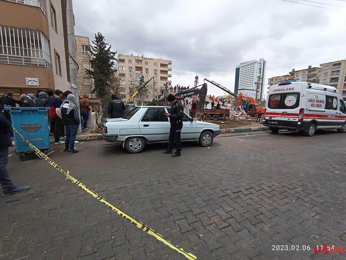 已超1200人死亡！土耳其华人讲述恐怖经历：整栋楼被震歪，坐在车里晃得人恶心
