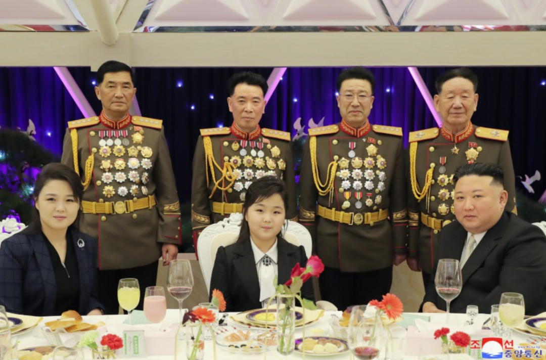 金正恩携“尊敬的女儿”庆祝建军节，朝鲜导弹总局首亮相