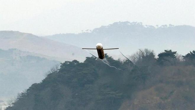 朝鲜首次公开战略巡航导弹低空飞行照片，金正恩近距离观看    