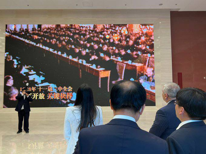 建交后，洪都拉斯代表团在北京参观中国共产党历史展览馆并瞻仰毛主席纪念堂