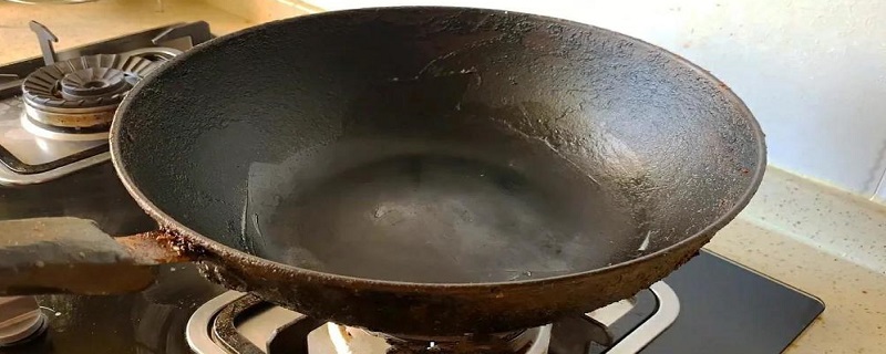 炒菜锅的锅底的油垢怎么处理 铁锅底部的黑垢很厚怎么去除