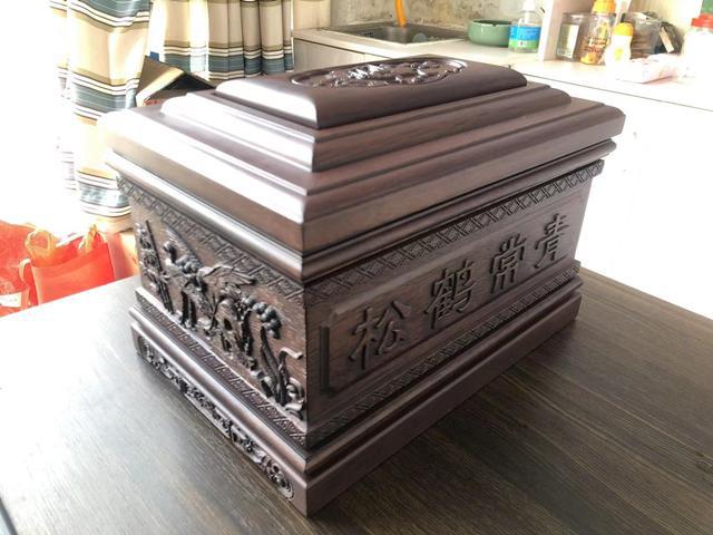 “把骨灰盒进销差价率提高到270%”，中纪委机关报披露殡葬腐败案