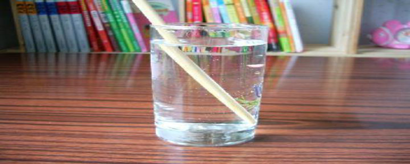 筷子放入水中你会观察到什么的现象（筷子放入水中你会观察到什么的现象呢）