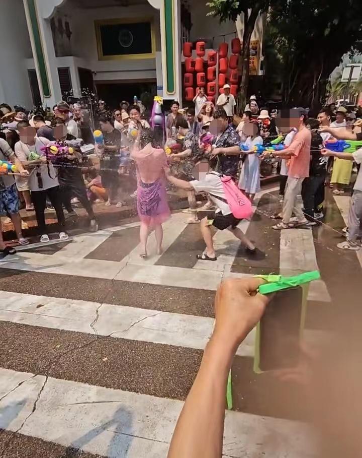 景洪“泼水节”女游客遭周围男性撕扯雨衣，拍摄者：他们专泼女性隐私部位
