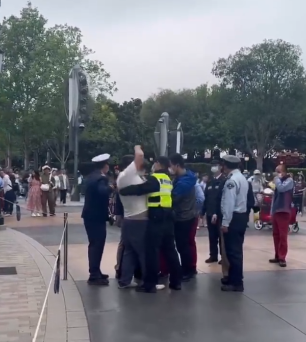 上海浦东警方：与迪士尼工作人员起冲突男子被行拘5日