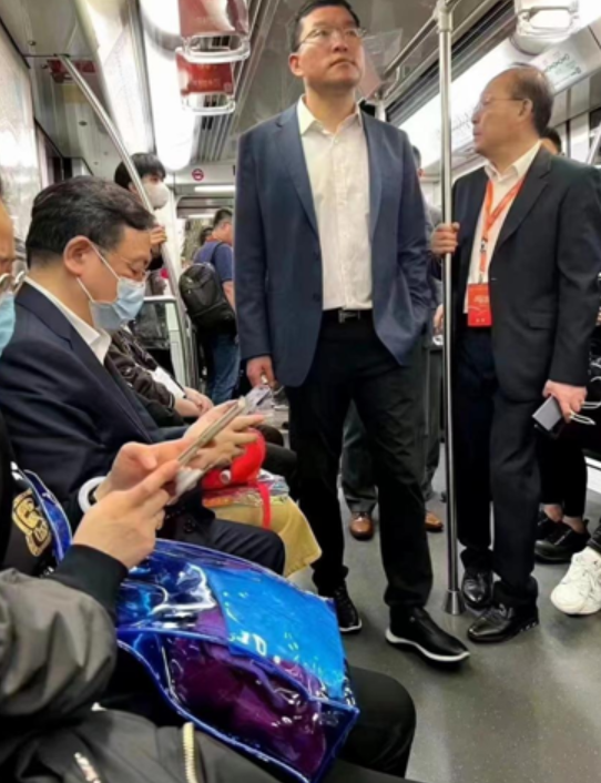 传遍朋友圈！王传福乘地铁参加上海车展，曾多次谈到城市拥堵问题